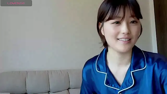 isshiki00 online show from May 17, 2026, 2:09 am