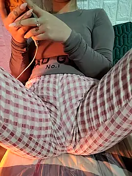 Snapshot of -LunaLust chatting on January 8, 2026, 1:57 pm -LunaLust online show from January 8, 2026, 1:57 pm