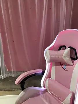 -Violet-t online show from March 6, 2026, 1:40 pm