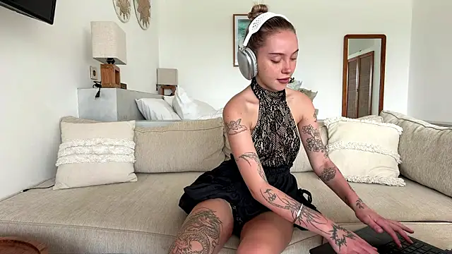 MartinaDeoliveira online show from February 21, 2026, 5:08 am