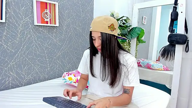 ViictoriiaSaenz online show from May 8, 2026, 4:07 am