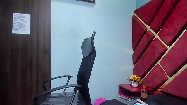 MiaRouss69 online show from February 22, 2026, 5:08 am