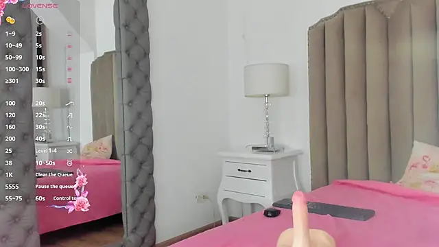 paulina lux online show from April 11, 2026, 7:45 am