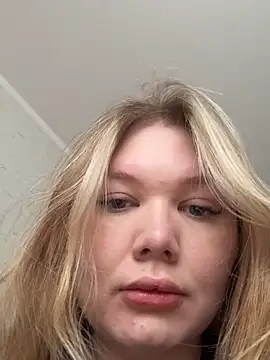 cutiejulie  online show from February 6, 2026, 11:57 am