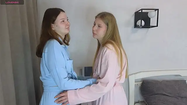 TessieNoffsinger online show from April 12, 2026, 3:33 am