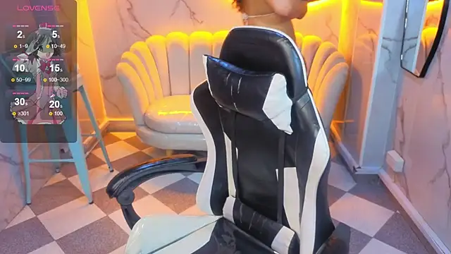 Clhoe b online show from April 11, 2026, 8:13 pm