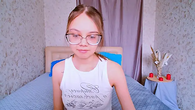 LolliStrawberry online show from April 5, 2026, 6:54 am