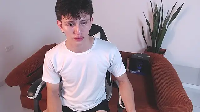 Snapshot of DarrenColleen chatting on February 18, 2026, 10:28 pm DarrenColleen online show from February 18, 2026, 10:28 pm