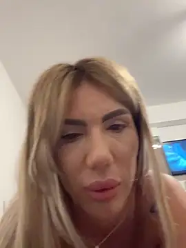 Missolevelvet online show from April 15, 2026, 7:32 pm