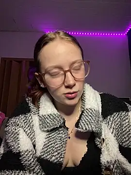 Snapshot of YoungLisaa18 chatting on February 17, 2026, 8:15 pm YoungLisaa18 online show from February 17, 2026, 8:15 pm