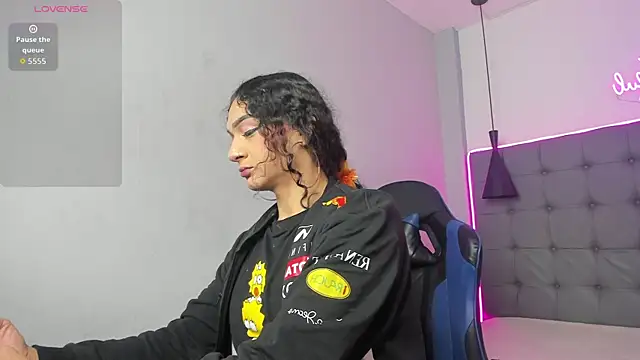 scarletcherry18 online show from April 17, 2026, 3:31 am