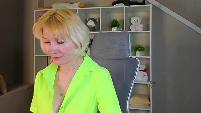 Julie Lucas online show from April 9, 2026, 12:43 am