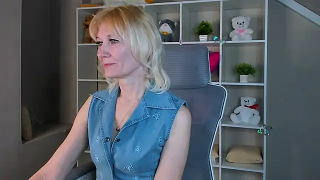 Julie Lucas online show from April 10, 2026, 12:38 am