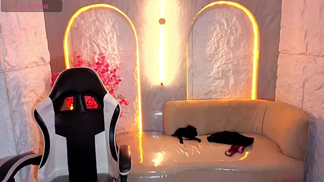 Stefany Tx online show from March 13, 2026, 7:42 pm