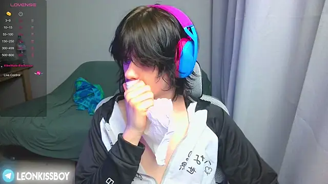 LeonBoykisser online show from April 8, 2026, 7:47 pm