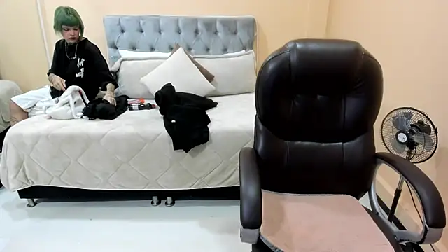 Bela Craxkerr online show from March 4, 2026, 12:44 pm