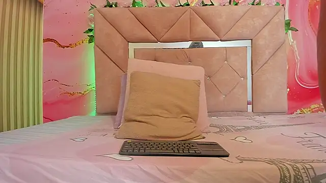 sweet  luna   online show from April 13, 2026, 11:05 am