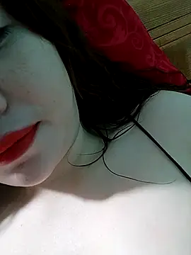 lylinhjim online show from February 4, 2026, 1:55 am