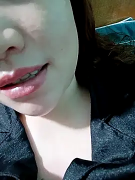 lylinhjim online show from February 8, 2026, 3:26 pm