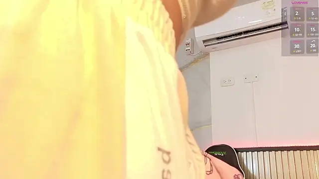 Snapshot of Scarlet_Vixen_ chatting on February 18, 2026, 12:01 pm Scarlet Vixen online show from February 18, 2026, 12:01 pm