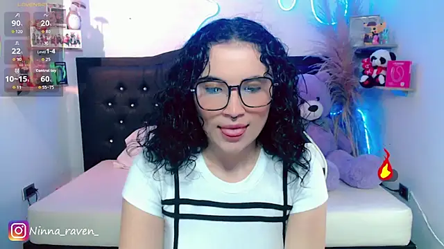 Snapshot of AriaDark chatting on May 17, 2026, 11:01 pm AriaDark online show from May 17, 2026, 11:01 pm