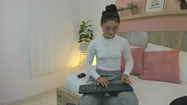 Snapshot of ivette_swan chatting on February 18, 2026, 7:21 pm ivette swan online show from February 18, 2026, 7:21 pm