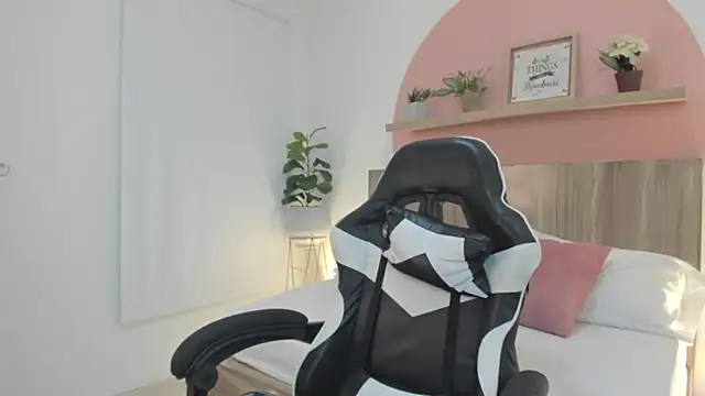 Snapshot of ivette_swan chatting on February 21, 2026, 12:28 pm ivette swan online show from February 21, 2026, 12:28 pm