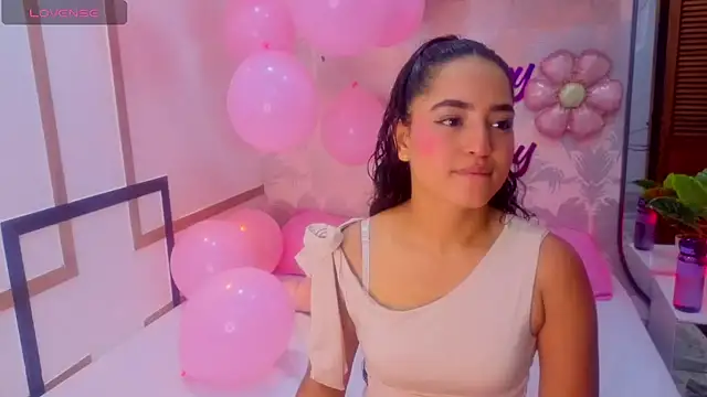 Snapshot of Emma_Thompssonn chatting on June 8, 2026, 12:38 pm Emma Thompssonn online show from June 8, 2026, 12:38 pm