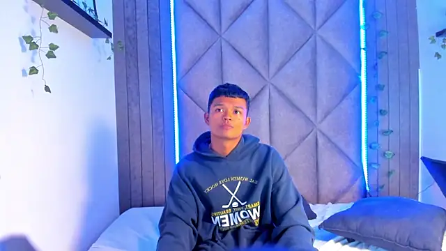 AndrewKenoxx  online show from April 2, 2026, 1:47 am