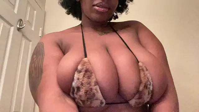 Snapshot of mayluvsu chatting on March 13, 2026, 8:21 am mayluvsu online show from March 13, 2026, 8:21 am