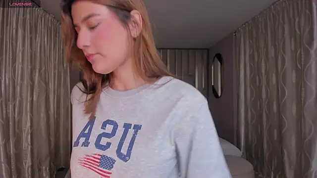 BellaThompsonX online show from March 4, 2026, 9:10 pm