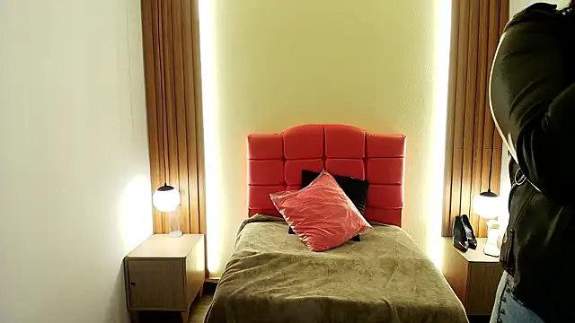 IvonneRoss  online show from February 12, 2026, 12:00 pm