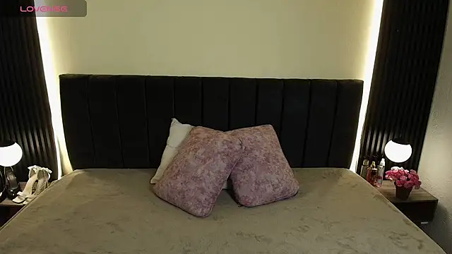 IvonneRoss  online show from March 26, 2026, 12:11 pm