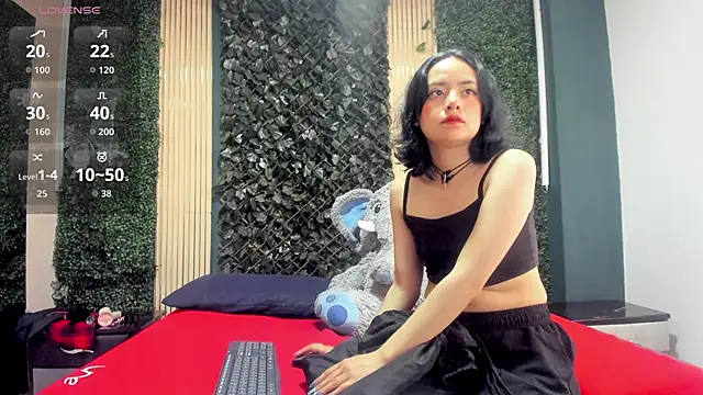 IvyyEmerald online show from February 9, 2026, 1:04 pm