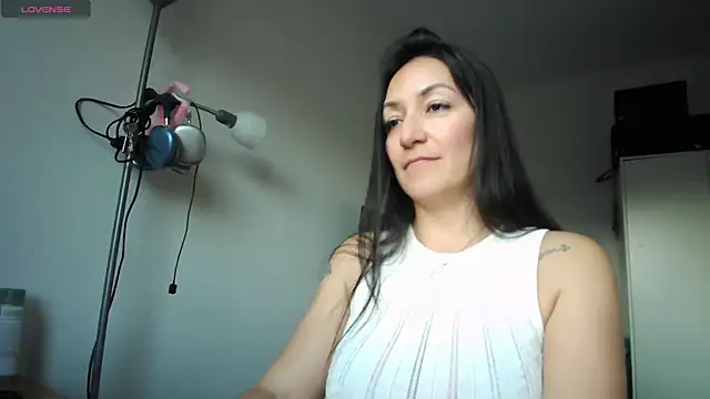 Yulian Milf online show from March 18, 2026, 5:27 pm