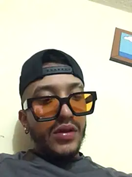 Camiloandres2405 online show from January 18, 2026, 2:48 am