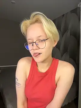 LuunaDorean online show from February 2, 2026, 11:58 pm