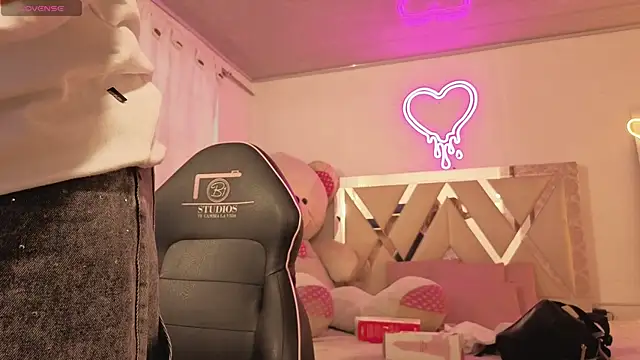 SABRIINA TAY online show from April 4, 2026, 11:40 am