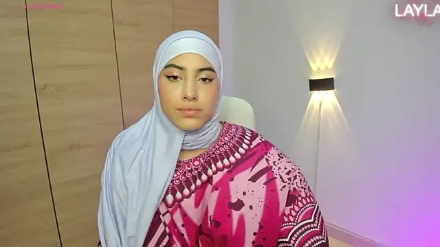 LAY LA  online show from April 21, 2026, 10:12 pm