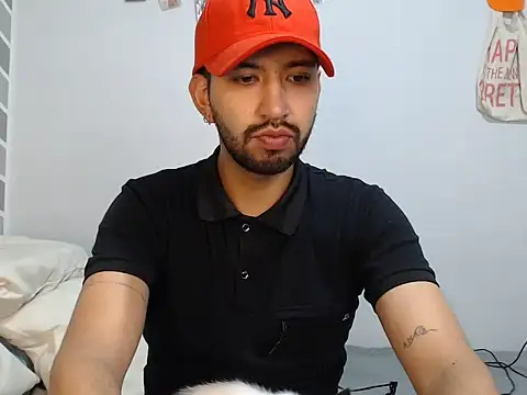 thomass1018 online show from June 13, 2026, 4:54 am