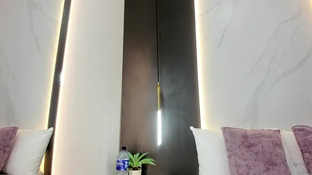 Snapshot of valeryn__rosse chatting on February 8, 2026, 1:20 am valeryn rosse online show from February 8, 2026, 1:20 am