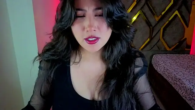 Snapshot of Luvienne chatting on February 16, 2026, 8:27 pm Luvienne online show from February 16, 2026, 8:27 pm