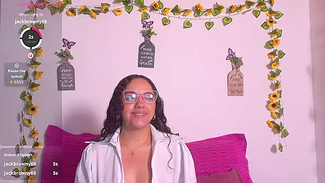 Snapshot of emiily_curly chatting on July 17, 2026, 11:28 am emiily curly online show from July 17, 2026, 11:28 am