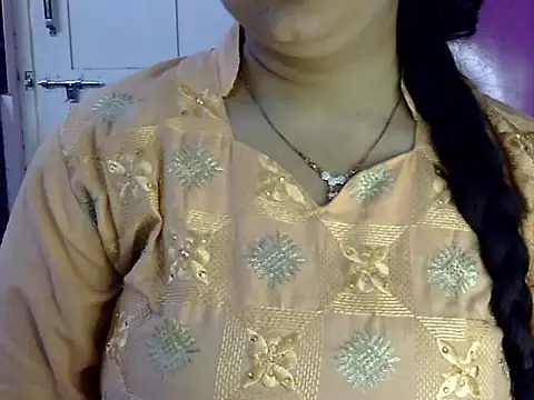 Cute Aliyaa online show from May 22, 2026, 12:22 pm