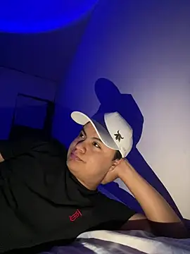 andresmahecha777 online show from March 31, 2026, 3:52 am