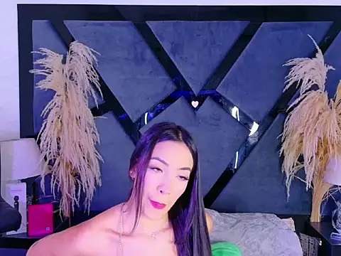 KylieWhitee online show from April 17, 2026, 2:42 pm