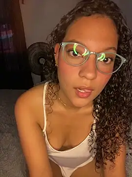 Snapshot of CristalXO chatting on April 4, 2026, 4:04 pm CristalXO online show from April 4, 2026, 4:04 pm