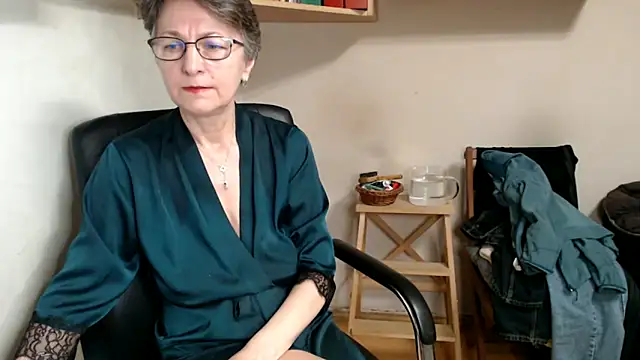 katemodel online show from December 3, 2025, 8:12 am