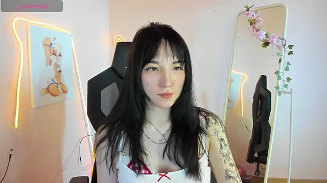 AliceeinWonderlanddd online show from May 18, 2026, 5:24 am
