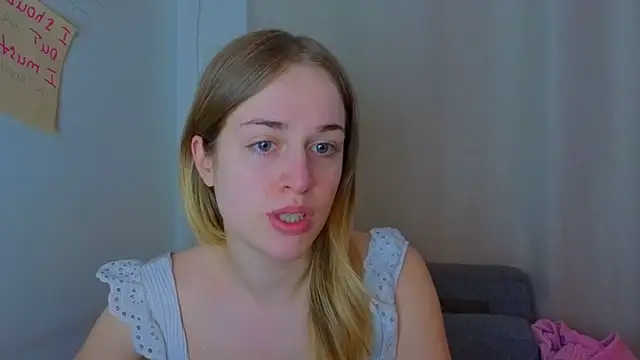 Snapshot of AnneRiver chatting on April 1, 2026, 5:41 am AnneRiver online show from April 1, 2026, 5:41 am